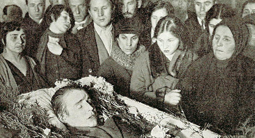 Похороны Сергея Есенина. Райх стоит за гробом, подняв руку к сердцу, справа от неё Всеволод Мейерхольд