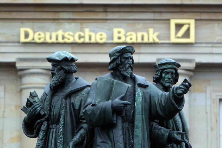 Логотип и надпись Deutsche Bank за памятником Гутенбергу на конном рынке в банковском районе Франкфурта-на-Майне