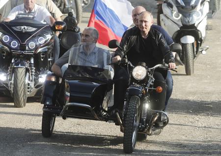  Путину подарили меховую шапку из экипировки «Ночных волков»