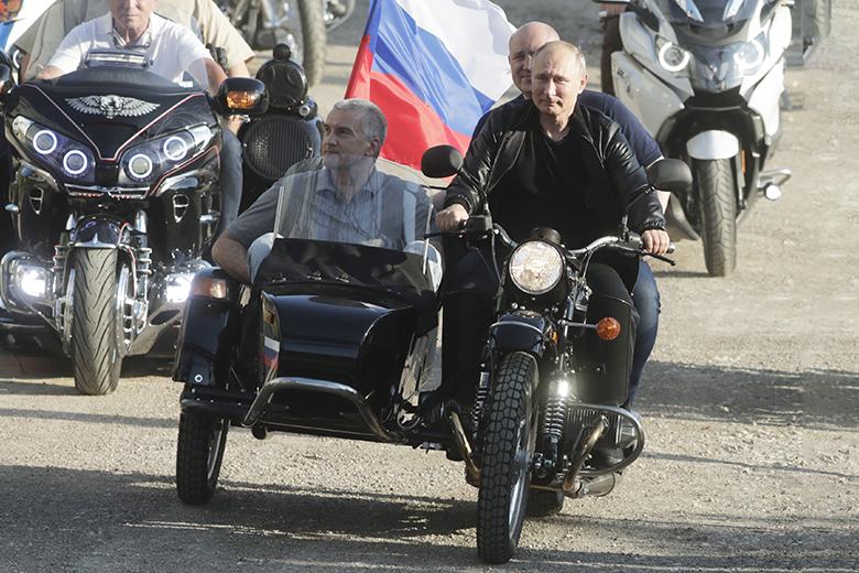 Президент РФ Владимир Путин за рулём мотоцикла