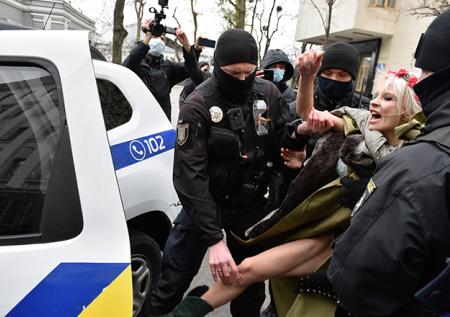 Суд наказал обнажившуюся перед Зеленским активистку Femen