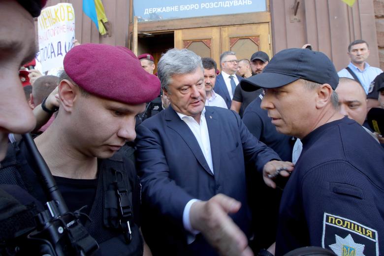 Пётр Порошенко (в центре)