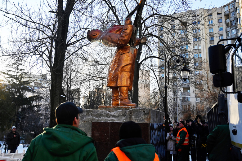 Коммунальные службы демонтируют памятник летчику-испытателю СССР Валерию Чкалову в Киеве