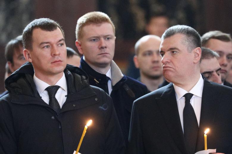 Губернатор Хабаровского края Михаил Дегтярёв (слева) и временно исполняющий обязанности руководителя фракции ЛДПР Леонид Слуцкий во время отпевания Владимира Жириновского в храме Христа Спасителя