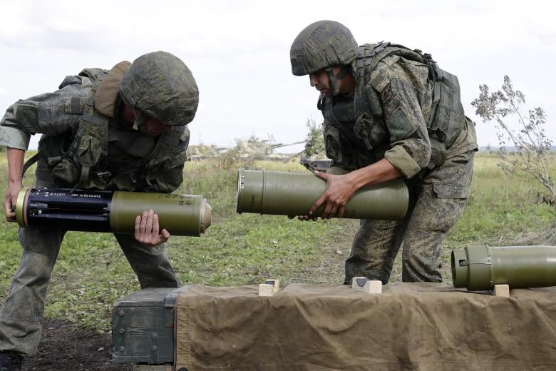 Военнослужащие собирают корректируемый артиллерийский боеприпас «Краснополь» 