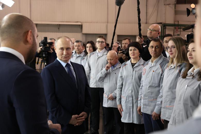 Во время посещения завода «АвтоВАЗ» Владимир Путин кратко побеседовал с работниками предприятия