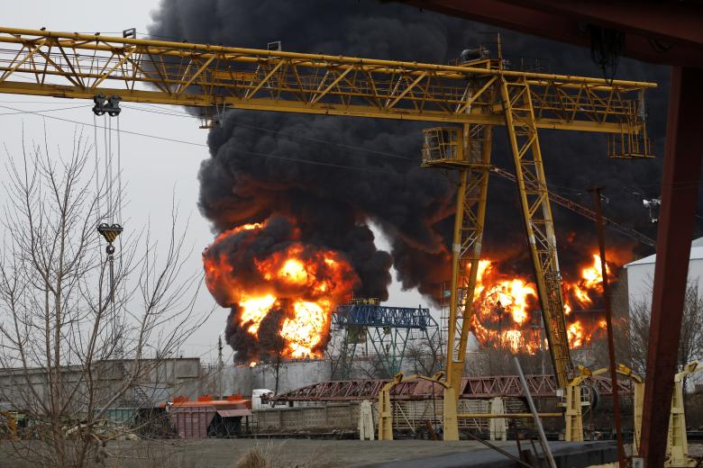 Россия. Белгород. Пожар на нефтяной базе ПАО НК "Роснефть". По сообщениям администрации Белгорода, пожар произошёл в результате авиаудара с двух вертолётов ВС Украины
