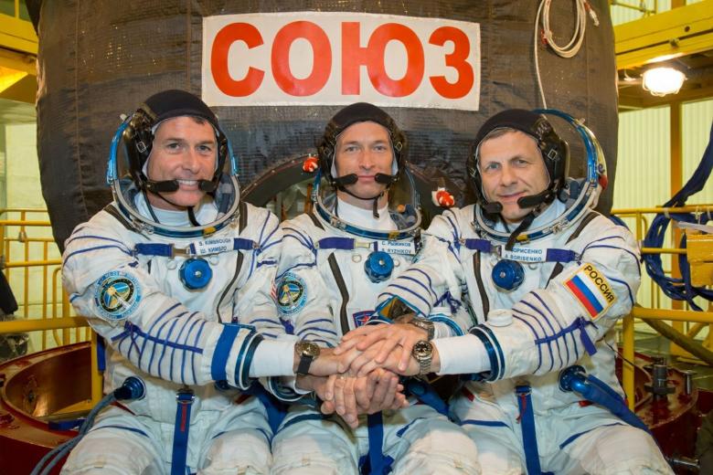 Члены экипажа экспедиции (слева) Шейн Кимбро, Сергей Рыжиков и Андрей Борисенко