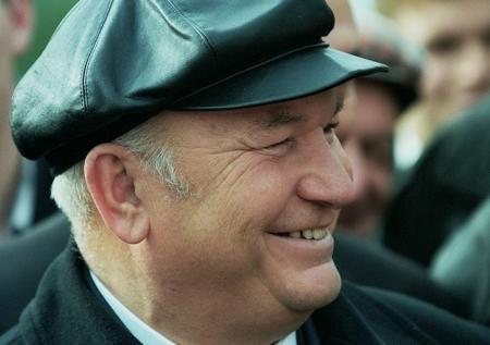Народные артисты попросили Путина назвать площадь в честь Лужкова в Москве