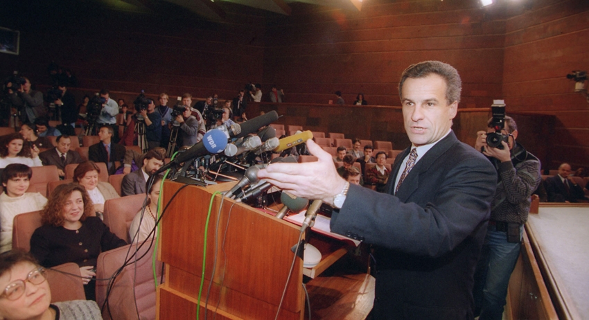 Во время пресс-конференции Сергей Ястржембский сообщил журналистам об операции Президенту России Б.Н. Ельцину в Кардиологическом научном центре