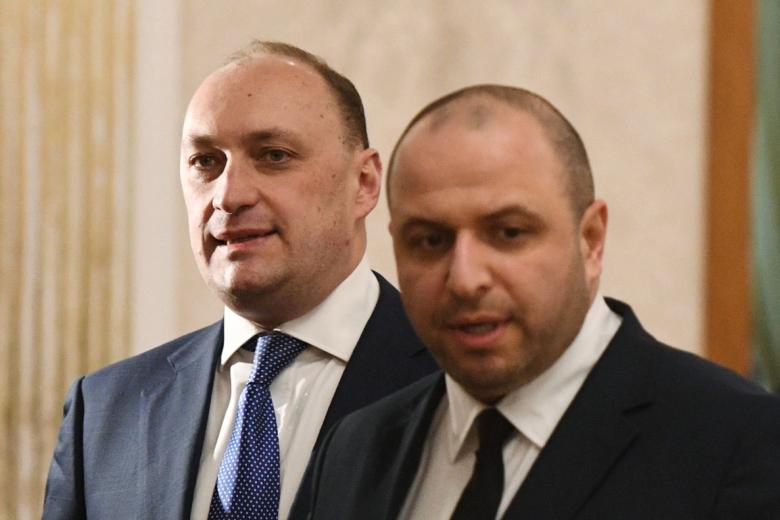 Член украинской делегации Денис Киреев (слева) перед началом российско-украинских переговоров в Гомельской области