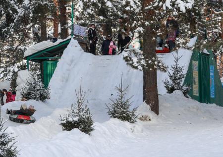 Житель Киева скатил детей с горки в пластиковом пакете