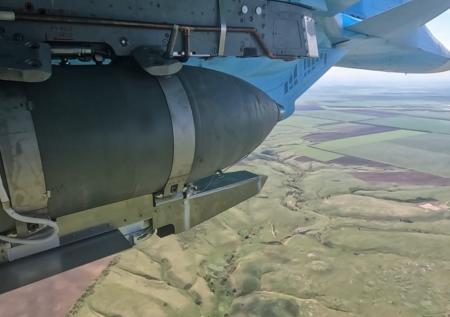 Фронтовой бомбардировщик «вбил в землю» полуторной ФАБ украинский ПВД