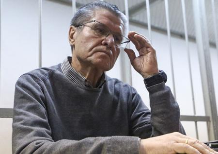 Суд отказался рассматривать жалобу адвокатов Улюкаева