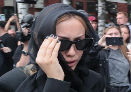 «У людей горе»: внучка Маслякова осекла журналистов на кладбище