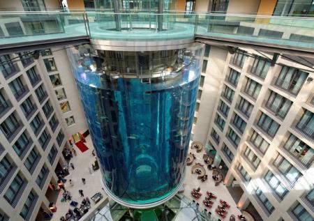 В Берлине лопнул 16-метровый аквариум в отеле Dom Aquaree