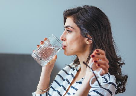 Врач раскрыла, почему вода бывает разного вкуса