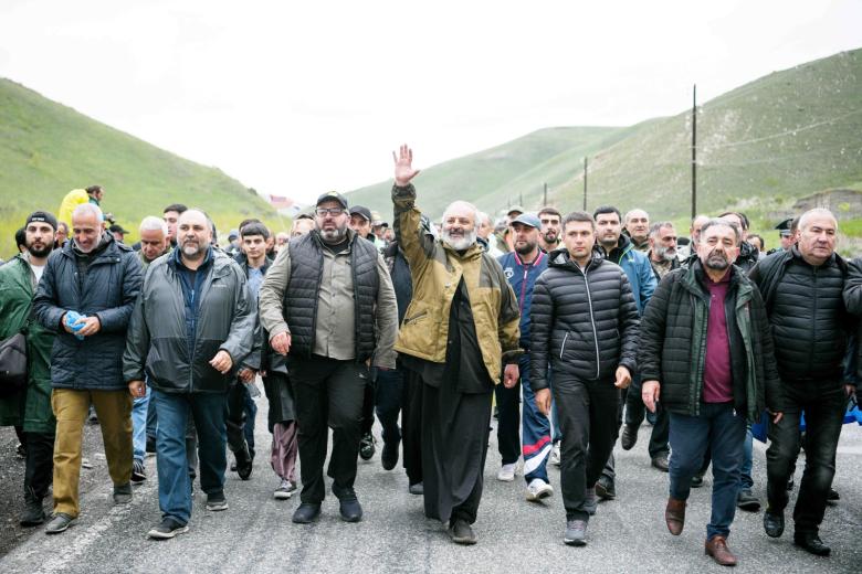 Архиепископ Тавушской епархии Армянской апостольской церкви Баграт Галстанян (в центре)
