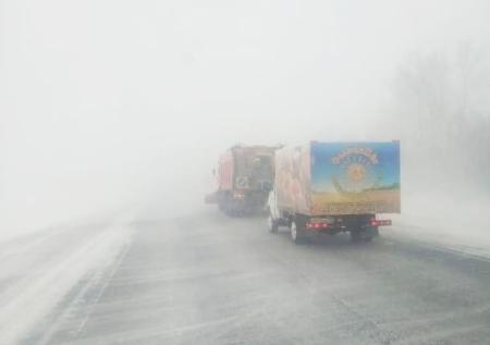 Метель парализовала движение транспорта на Алтае