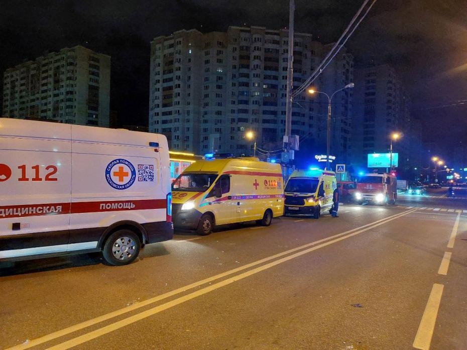 Обстановка на месте падения беспилотника. По данным Минобороны РФ, ПВО сбили два ударных БПЛА: один в районе Красногорска, другой в районе Часцов