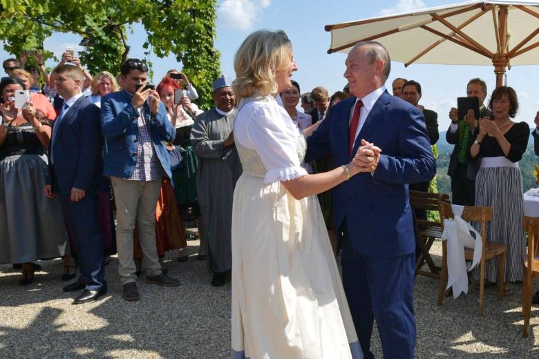 Экс-глава МИД Австрии Карин Кнайсль и Владимир Путин