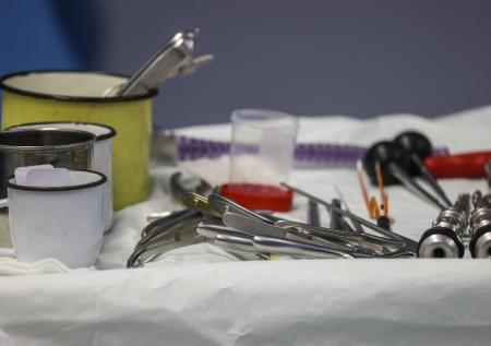 Хирурги удалили из мошонки пациента иголку, на которую он случайно сел