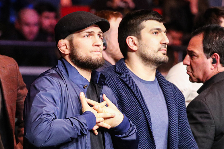 Хабиб Нурмагомедов (слева)