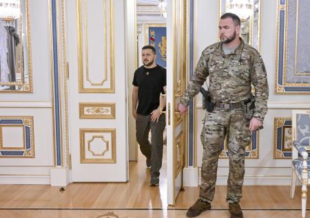 «Охранники превратятся в конвоиров»: политтехнолог о судьбе Зеленского