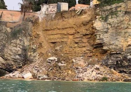 В Италии более 200 гробов с телами смыло в море из-за оползня