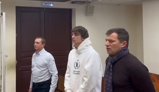 Рэпер VACIO (в центре)