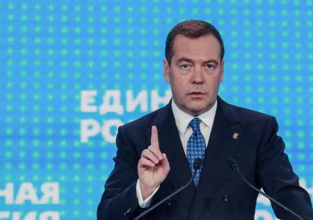 Медведев назвал британских политиков законной целью для России