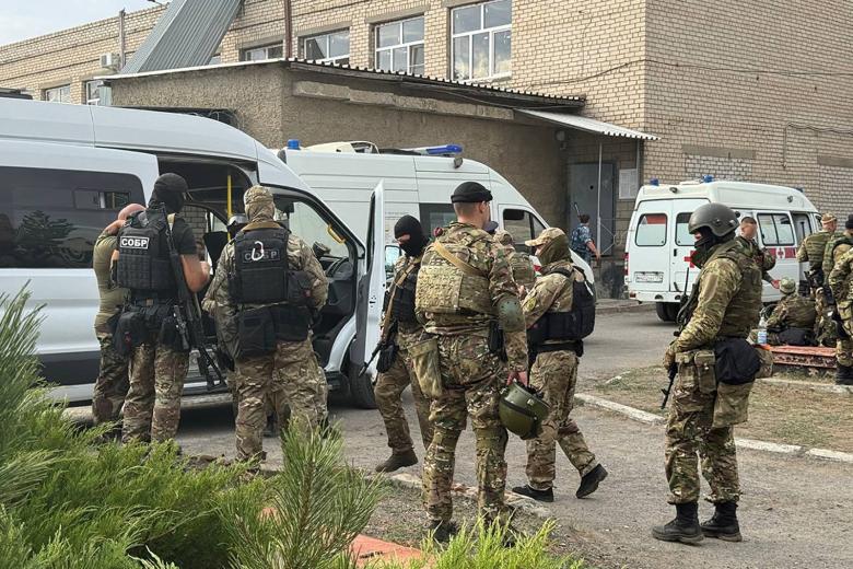 Военнослужащие Росгвардии возле исправительной колонии строгого режима (ИК-19)
