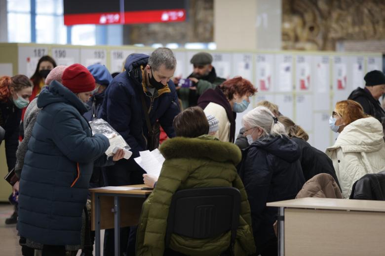 Эвакуированные беженцы на железнодорожном вокзале