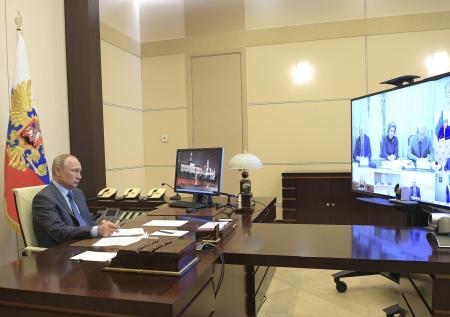 Путин потребовал принимать грамотные решения в регионах