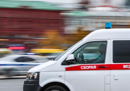 Легковушка с тремя детьми влетела в фургон в российском регионе
