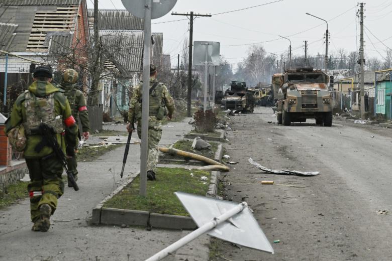 Военнослужащие в освобожденном селе Гончаровка в Курской области