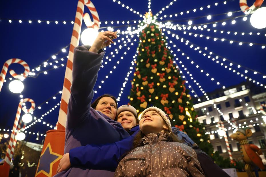 Рождественская ярмарка на Манежной площади в Санкт-Петербурге