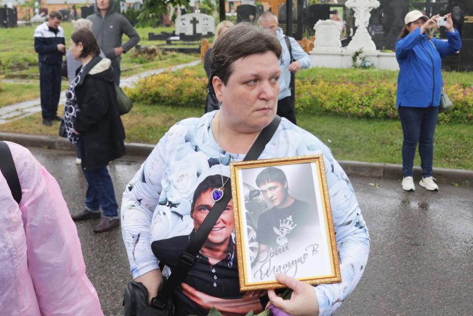 Поклонники солиста группы «Ласковый май» Юрия Шатунова собрались у могилы музыканта на Троекуровском кладбище в Москве