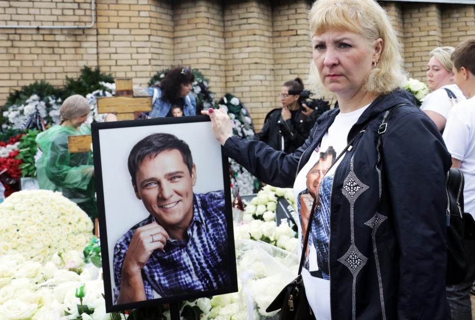 Поклонники солиста группы «Ласковый май» Юрия Шатунова собрались у могилы музыканта на Троекуровском кладбище в Москве