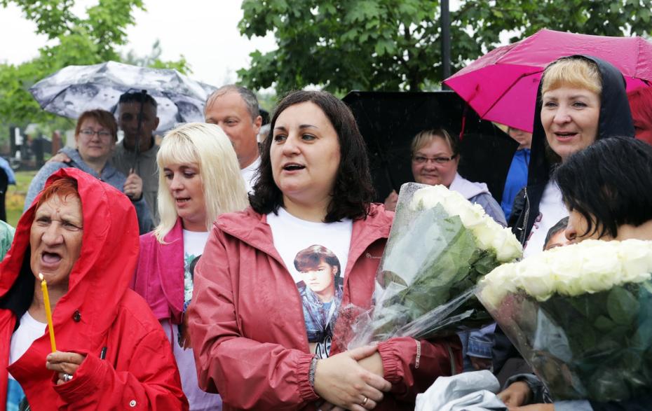 Поклонники солиста группы «Ласковый май» Юрия Шатунова собрались у могилы музыканта на Троекуровском кладбище в Москве