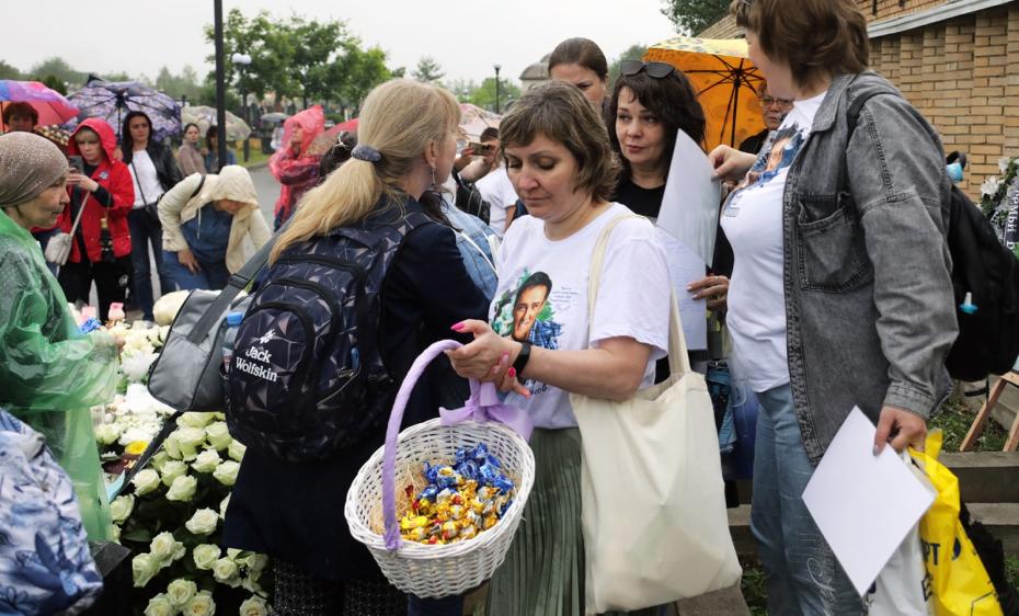 Поклонники солиста группы «Ласковый май» Юрия Шатунова собрались у могилы музыканта на Троекуровском кладбище в Москве