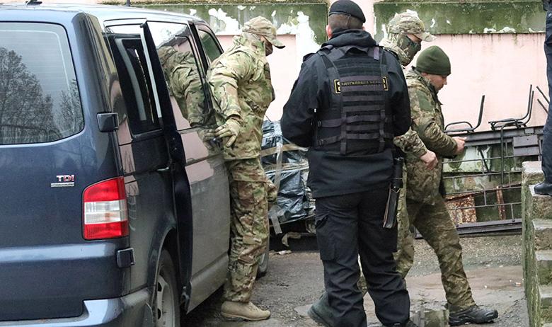 Украинских моряков доставляют в СИЗО