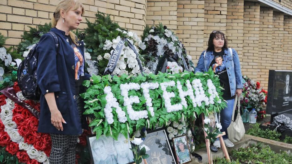 Поклонники солиста группы «Ласковый май» Юрия Шатунова собрались у могилы музыканта на Троекуровском кладбище в Москве