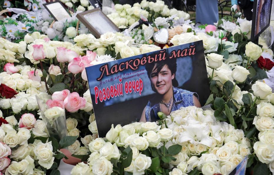 Поклонники солиста группы «Ласковый май» Юрия Шатунова собрались у могилы музыканта на Троекуровском кладбище в Москве