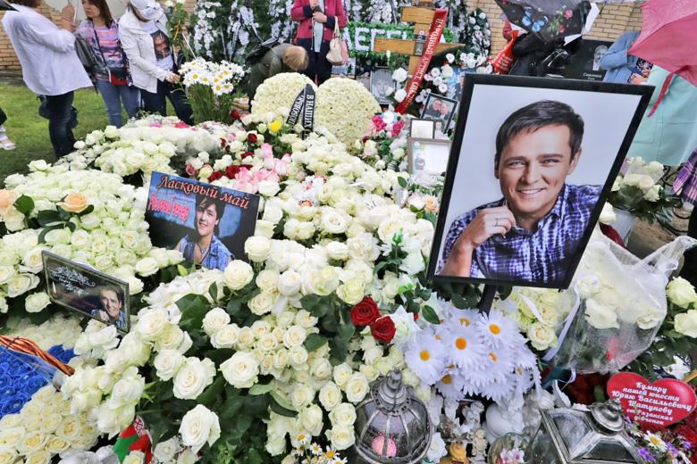 Поклонники солиста группы «Ласковый май» Юрия Шатунова собрались у могилы музыканта на Троекуровском кладбище в Москве