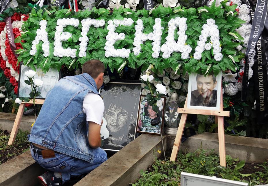Поклонник солиста группы «Ласковый май» Юрия Шатунова собрались у могилы музыканта на Троекуровском кладбище в Москве