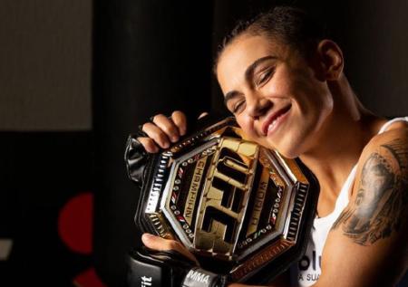 Чемпионка UFC сфотографировалась с поясом без одежды