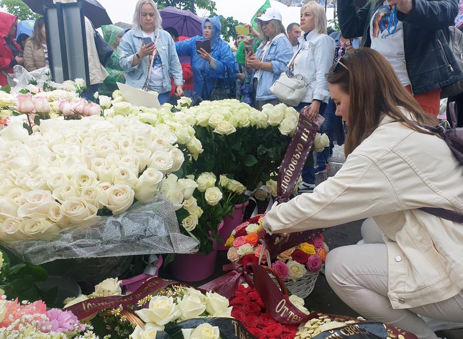 Поклонники солиста группы «Ласковый май» Юрия Шатунова собрались у могилы музыканта на Троекуровском кладбище в Москве