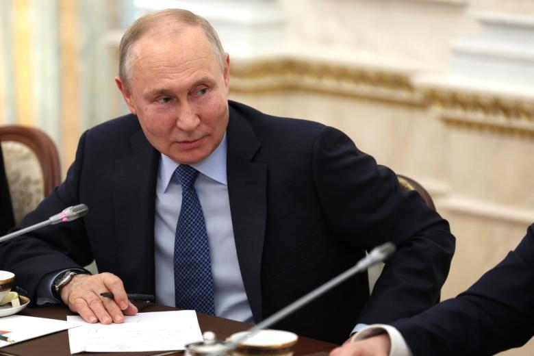 Президент РФ Владимир Путин во время встречи с военными корреспондентами в Кремле