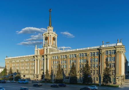 В мэрии Екатеринбурга запретили целоваться и обниматься из-за коронавируса